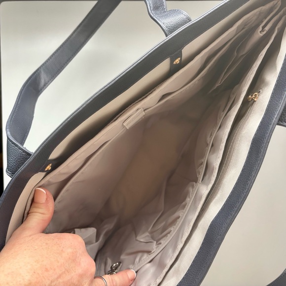 Thirty-One Signature Tote in Navy Smooth Pebble with Interior Organizer & Clutch - Picture 6 of 16